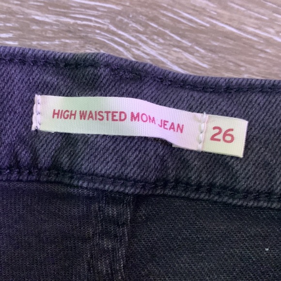 Levi’s High rise mom jean size 26 black washed jeans - Picture 4 of 4